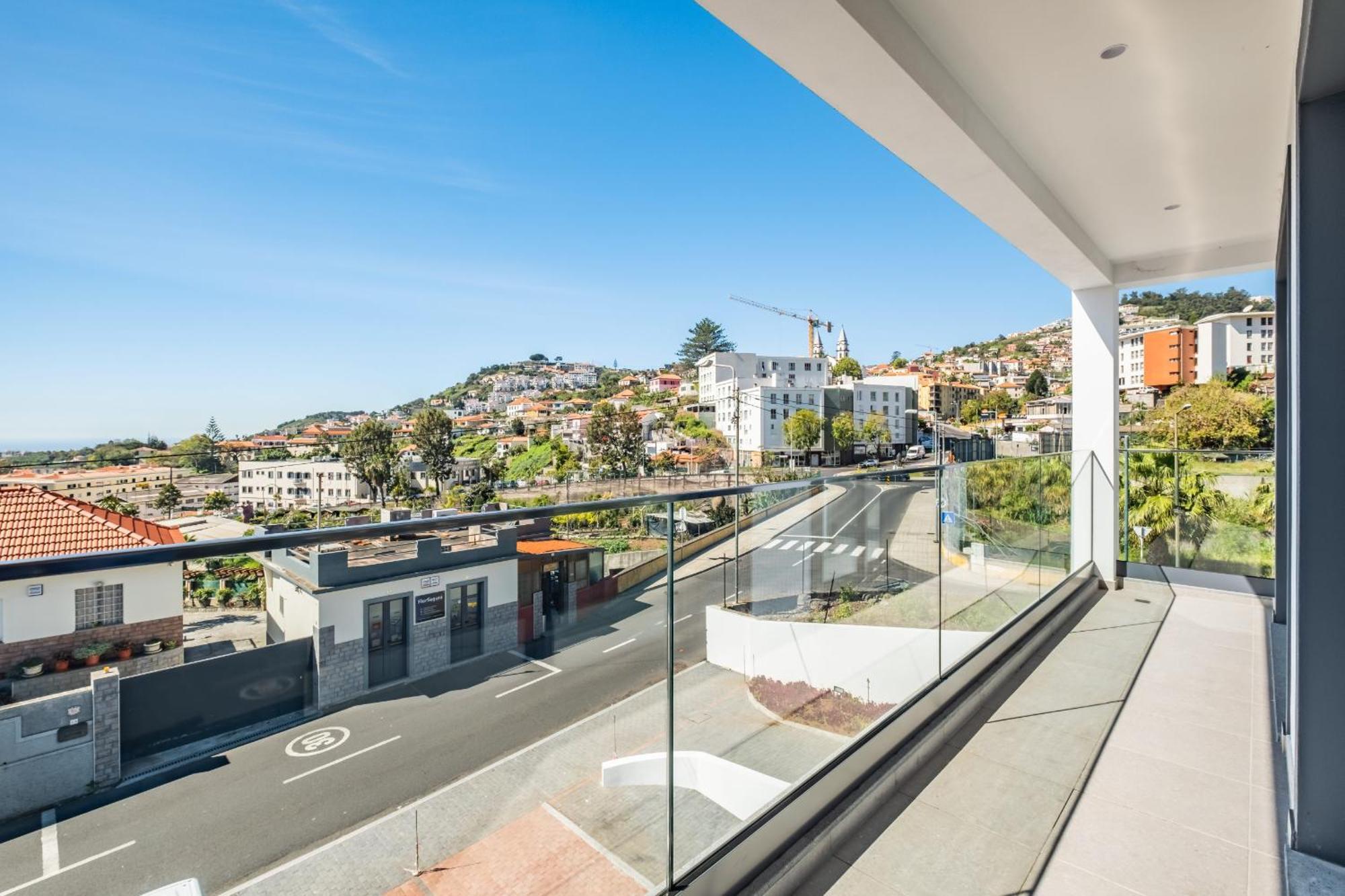 Contemporary B By Madeira Sun Travel *