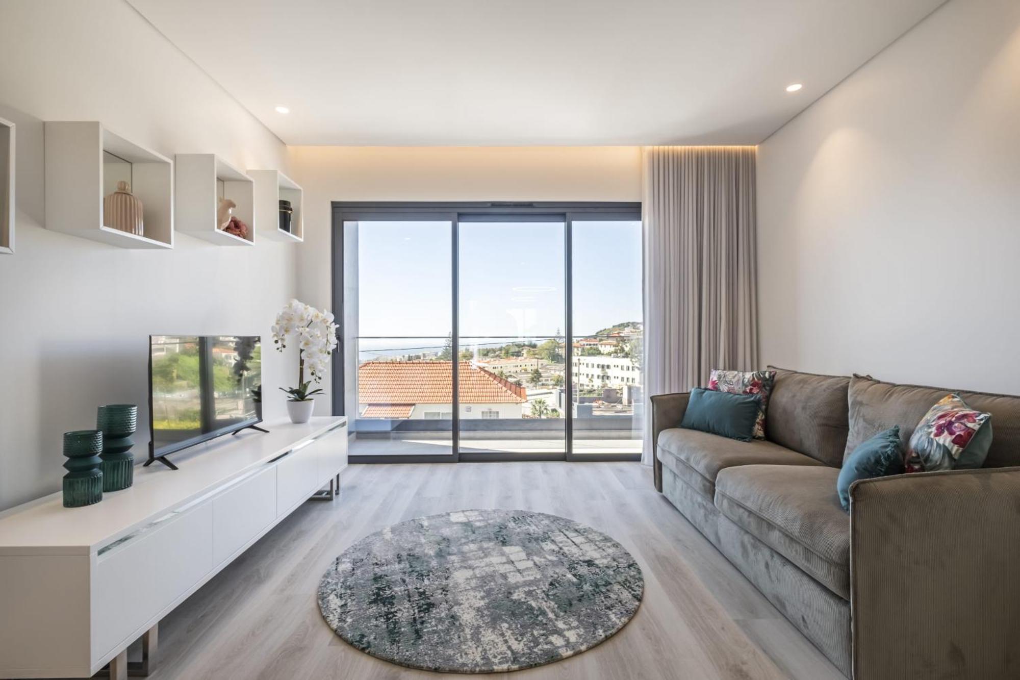 Contemporary B By Madeira Sun Travel *