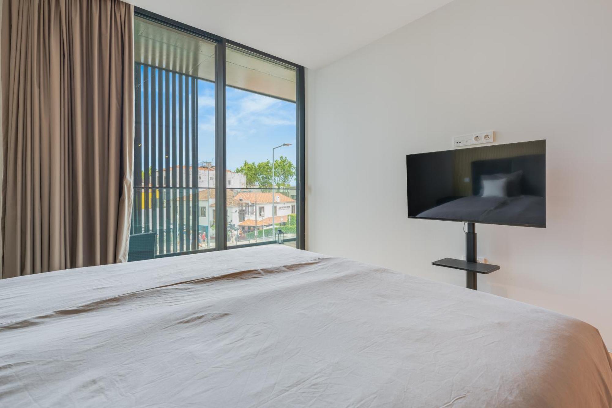 Chic Two-bedroom En In Town - Savoy Apartment