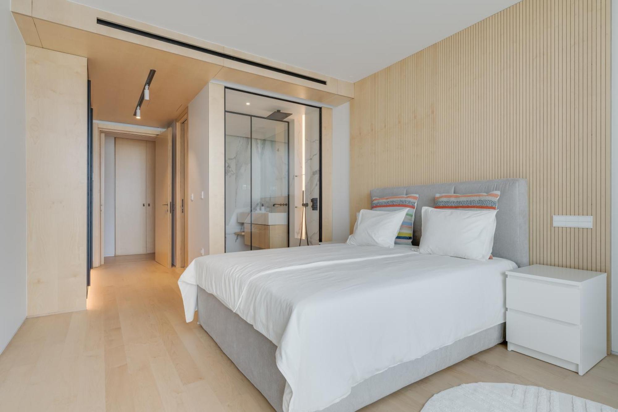 Chic Two-bedroom En In Town - Savoy Apartment *