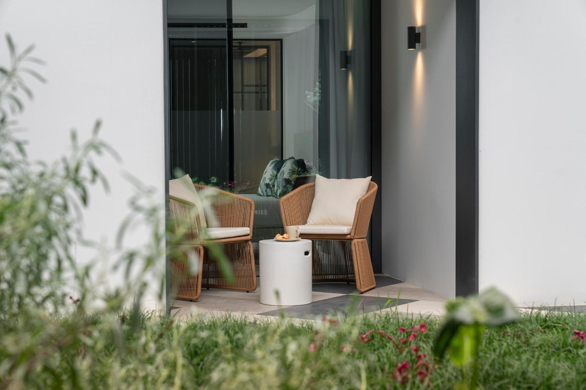 Infinity Pool & Private Garden Oasis At Savoy Insular Apartment