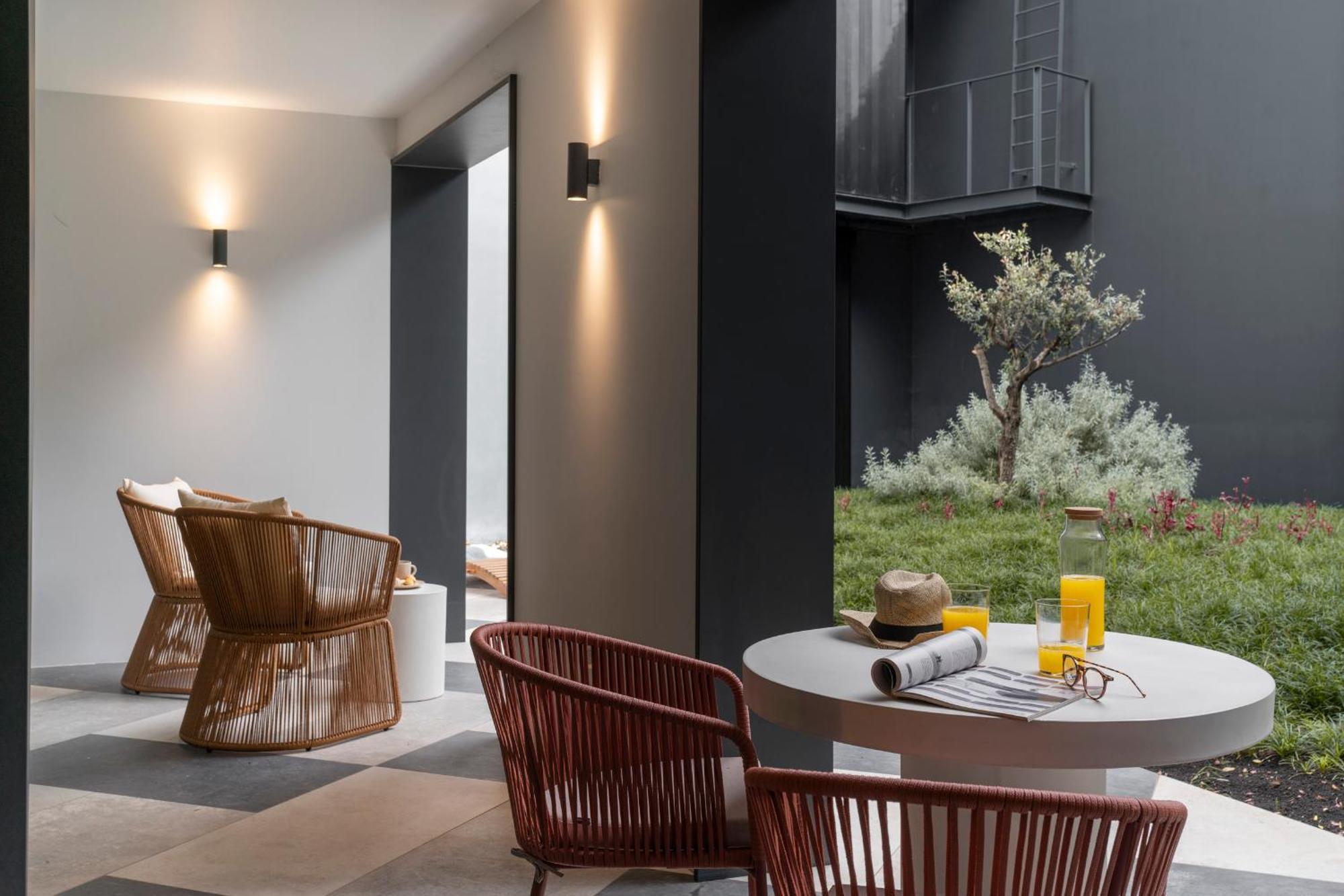 Infinity Pool & Private Garden Oasis At Savoy Insular Apartment