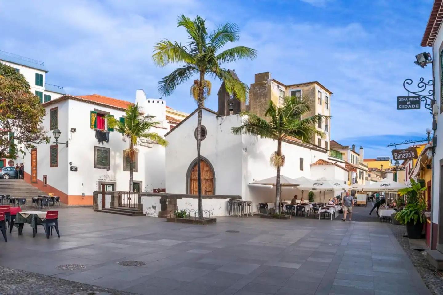 Stylish With Balcony And Amazing Views Over And The Sea