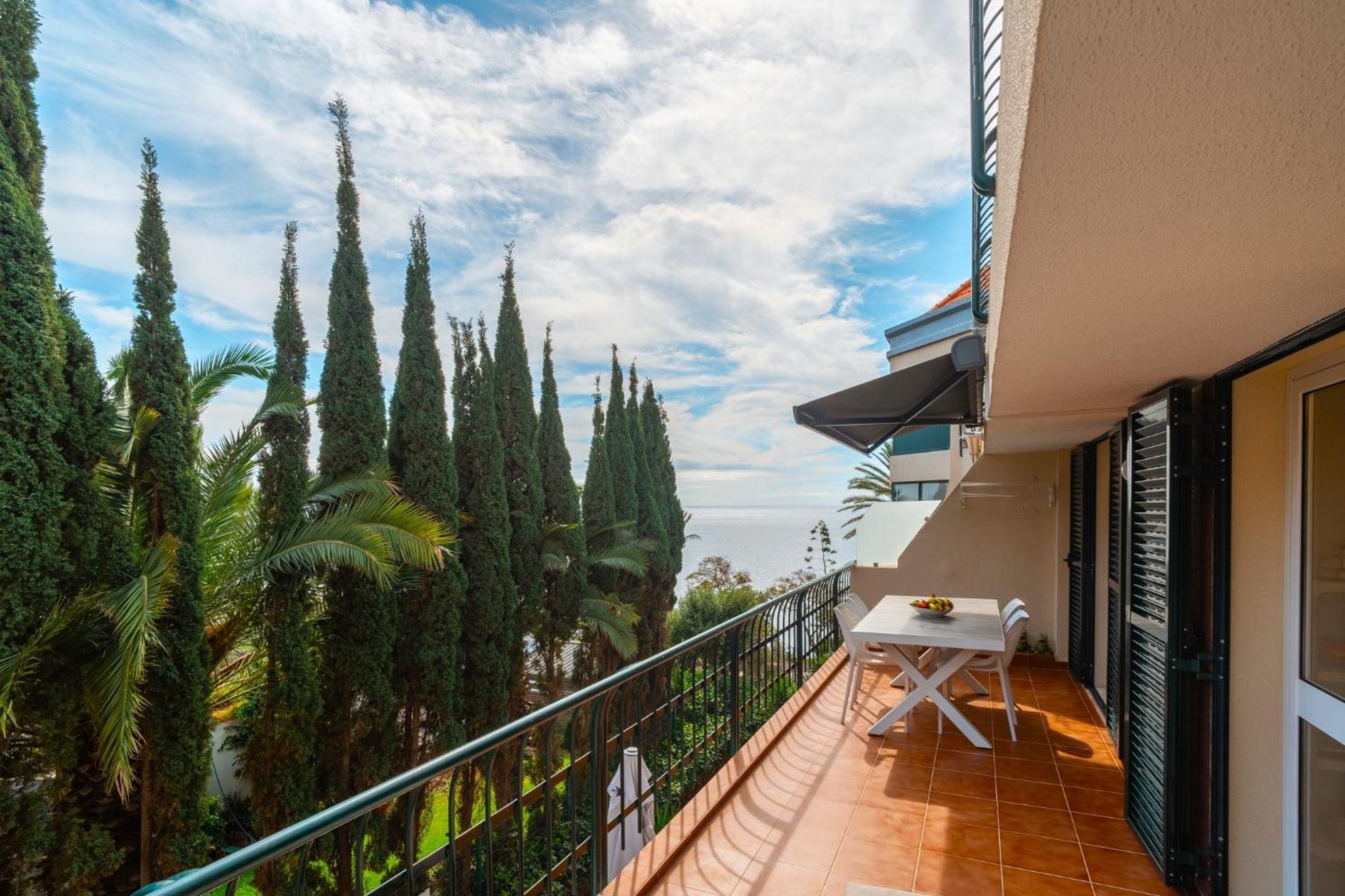 Sea View Apartment *