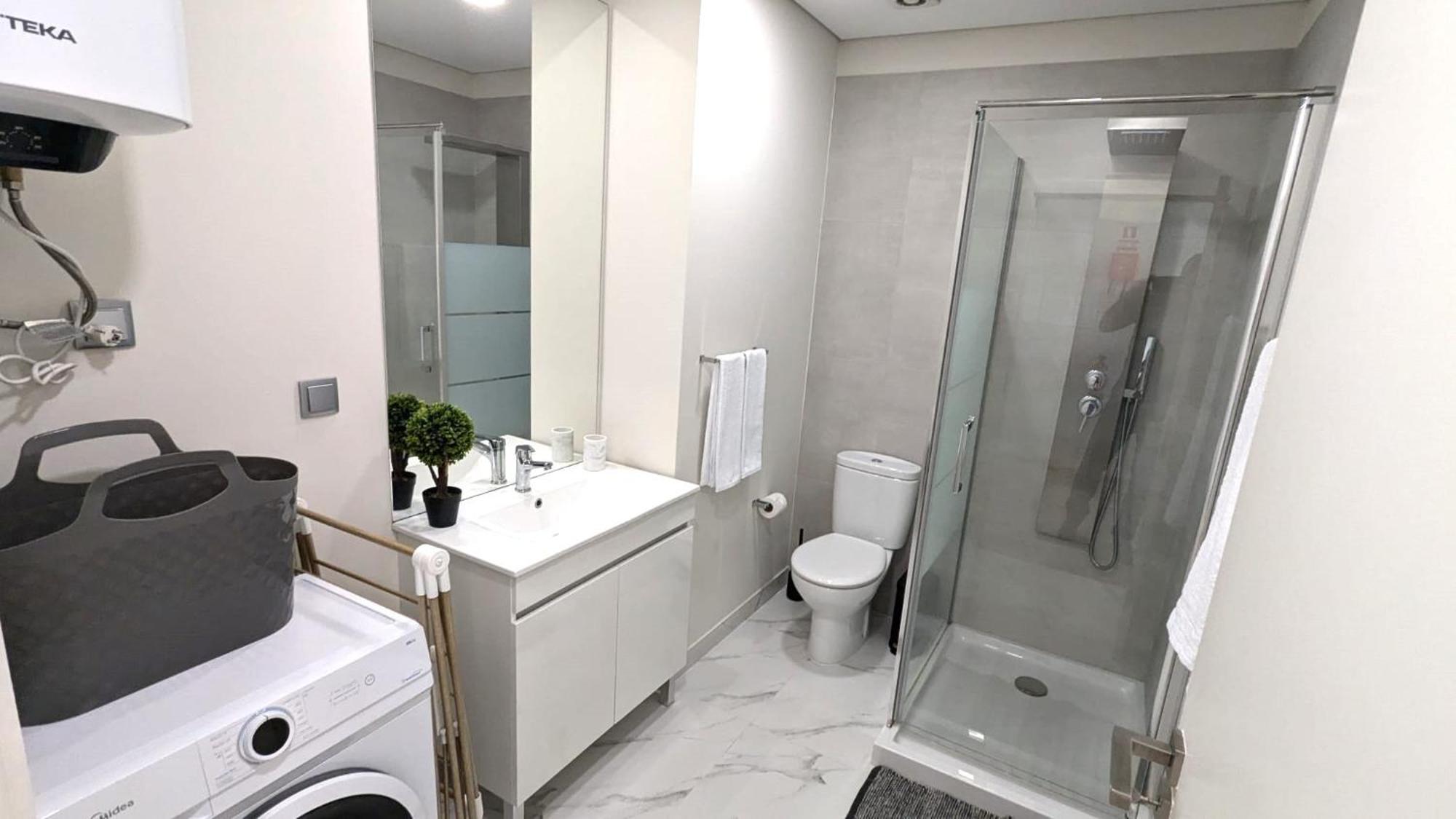 Top-floor One-bedroom Flats - Peaceful With Ocean And Views *