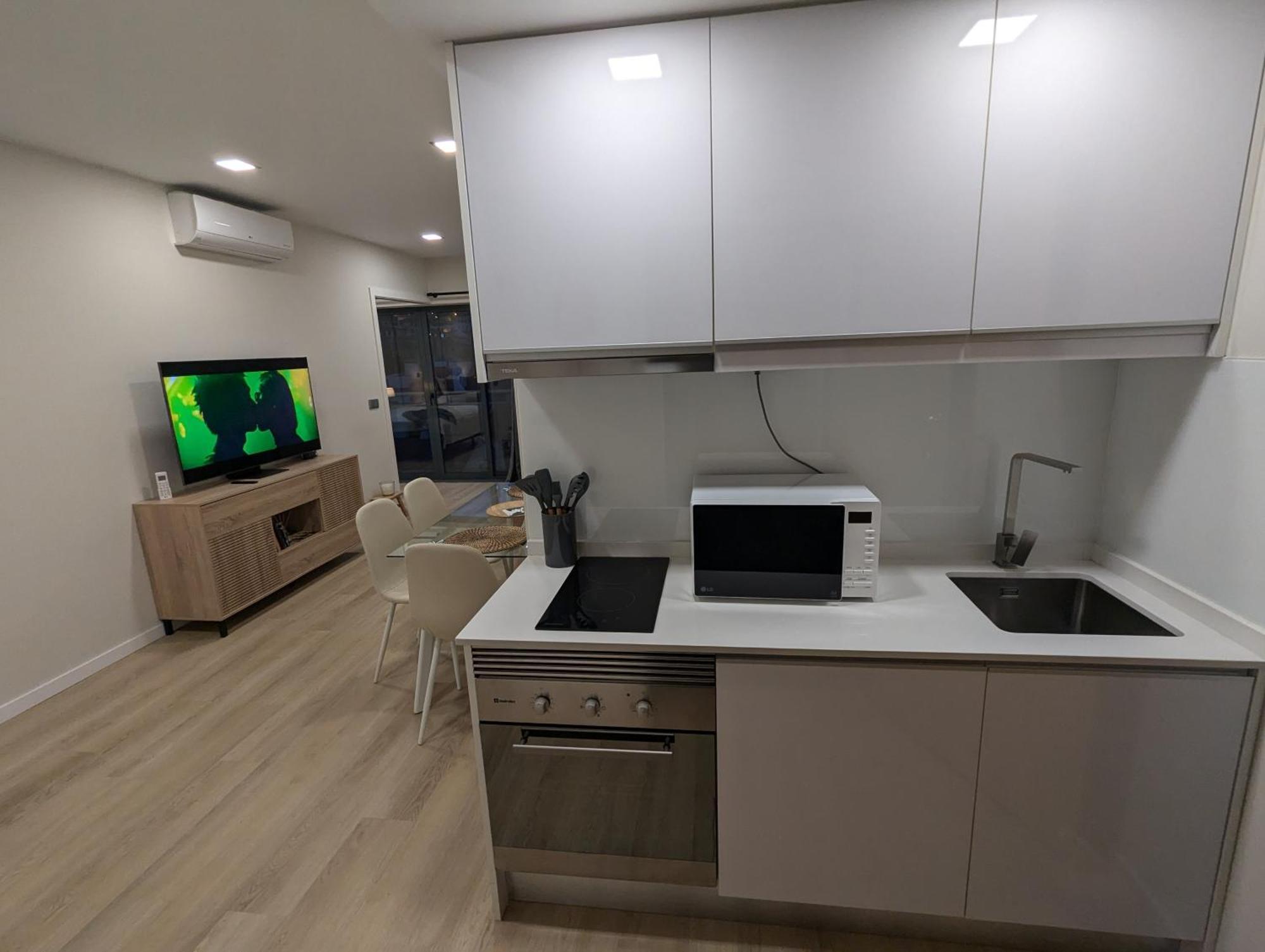 Top-floor One-bedroom Flats - Peaceful With Ocean And Views