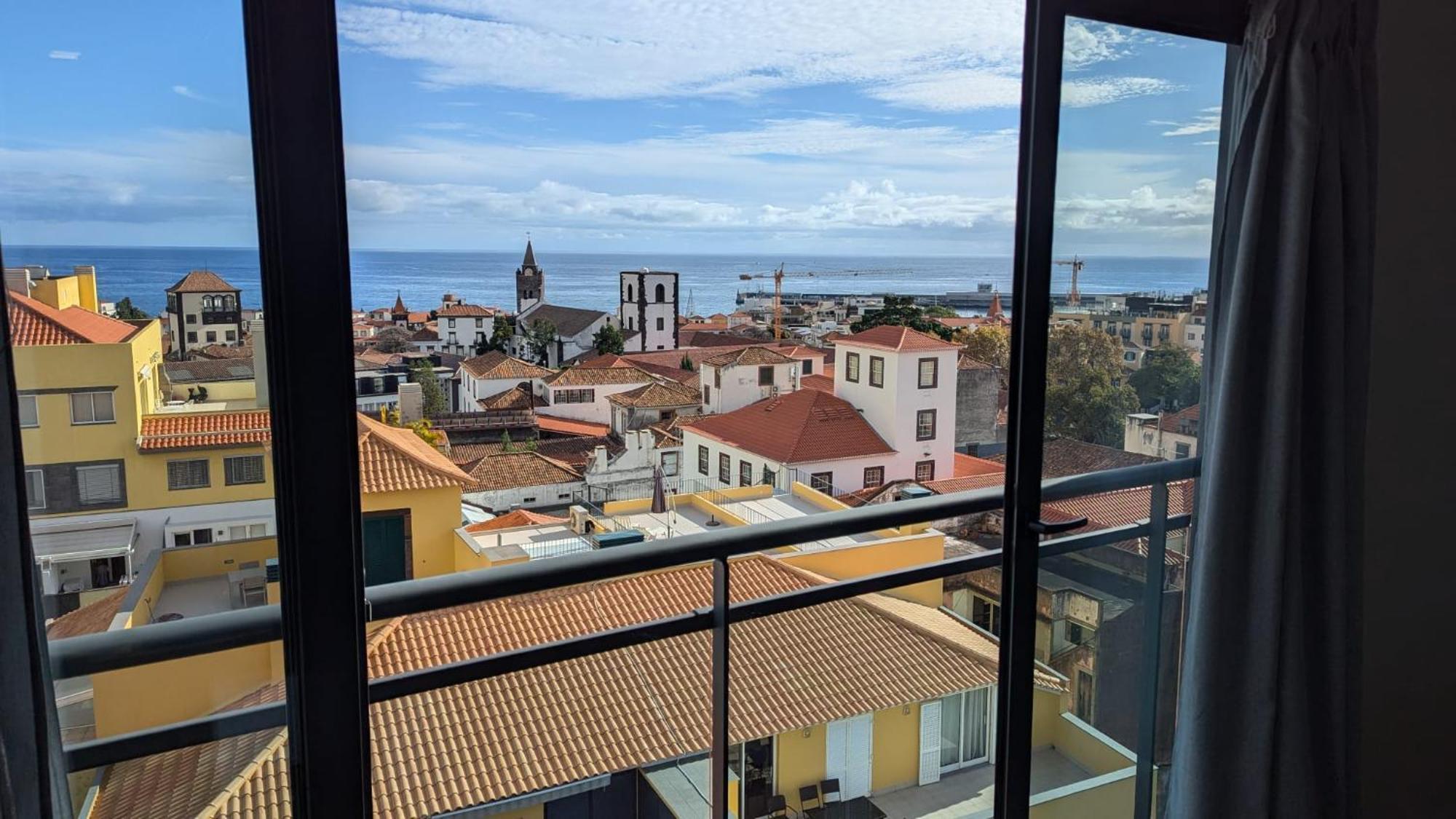 Top-floor One-bedroom Flats - Peaceful With Ocean And Views *