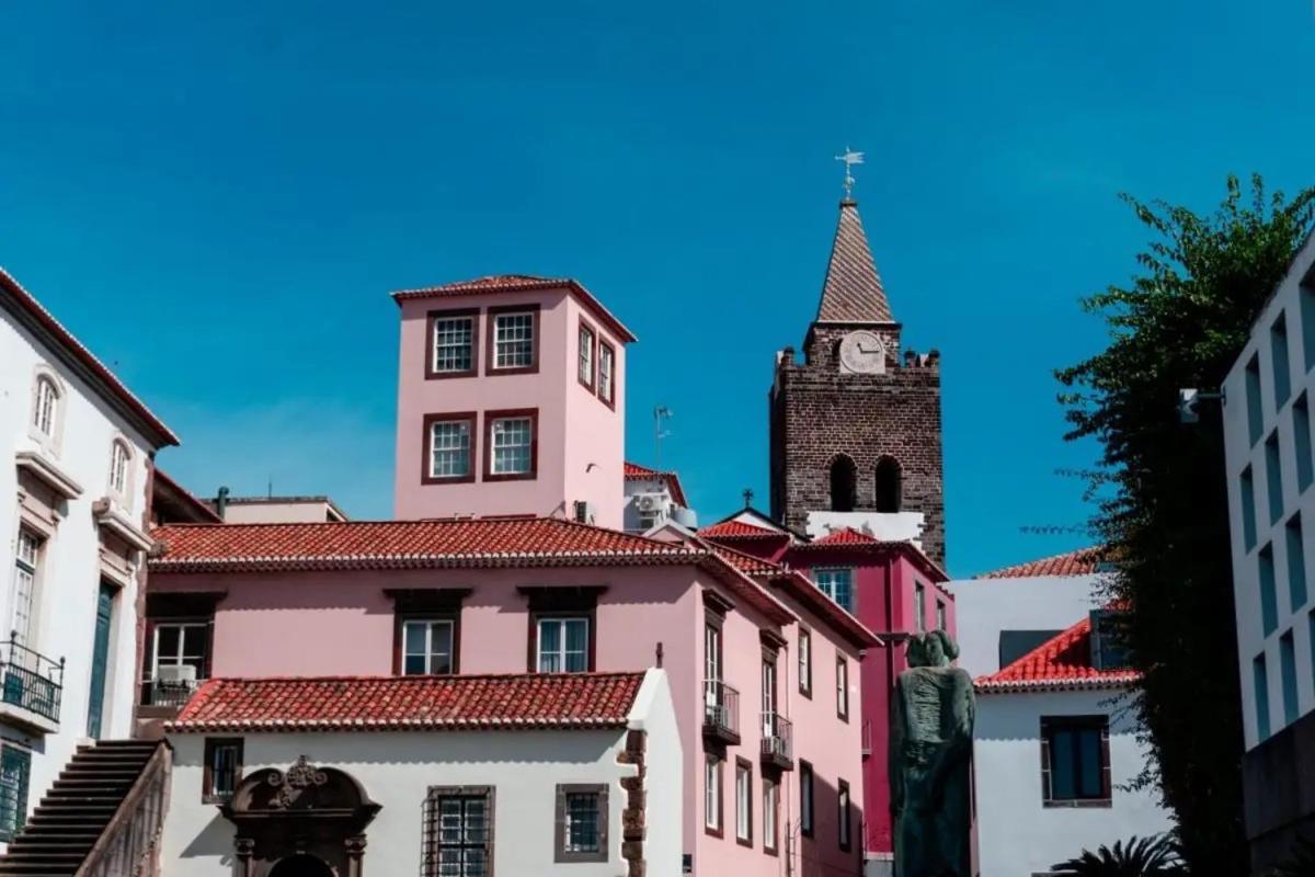 Blue Sky With Pool By Hr Madeira *