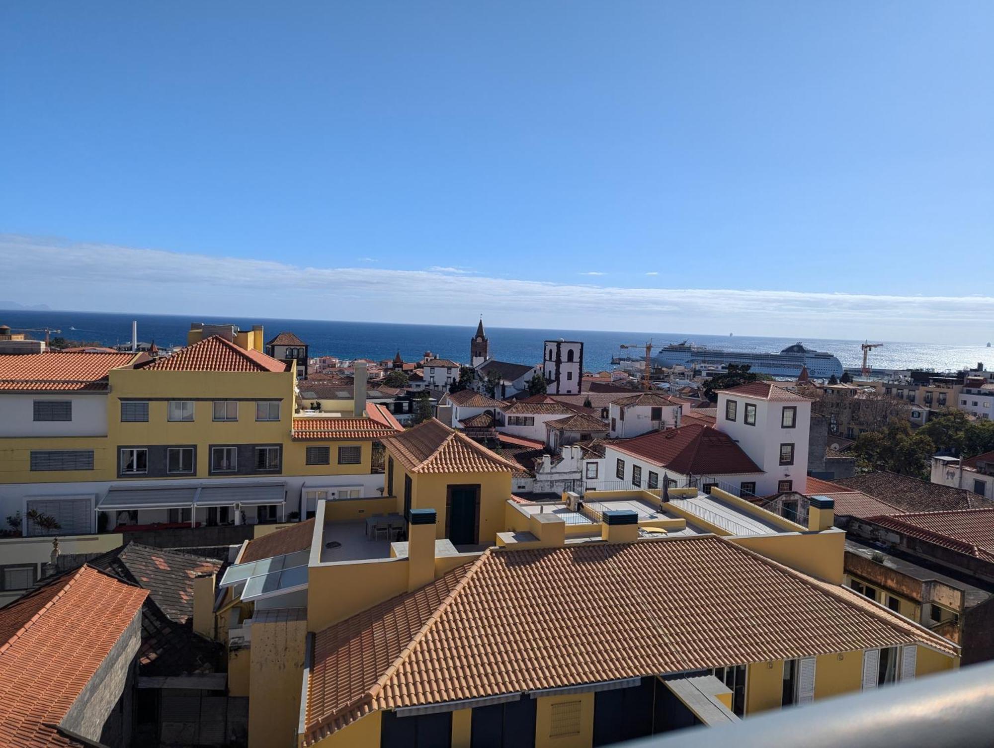 Top-floor One-bedroom Flats - Peaceful With Ocean And Views *