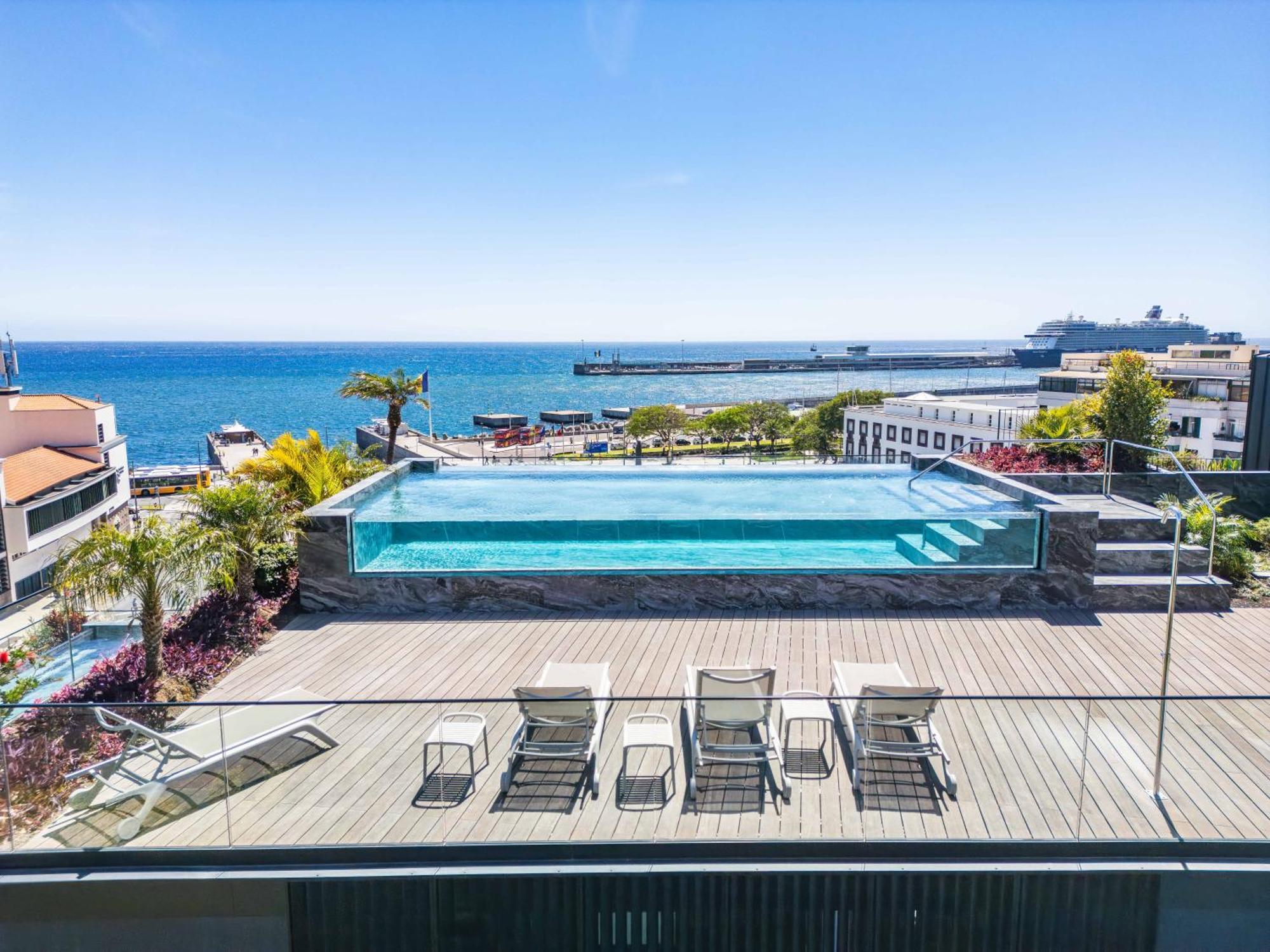 Terrace, Grill & Infinity Pool At Savoy Insular Apartment *
