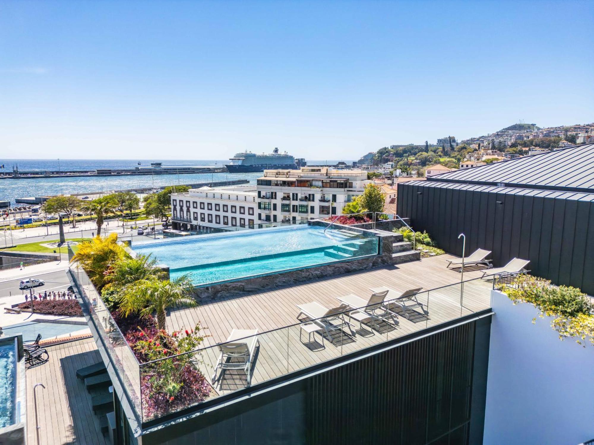 Terrace, Grill & Infinity Pool At Savoy Insular * Funchal (Madeira)