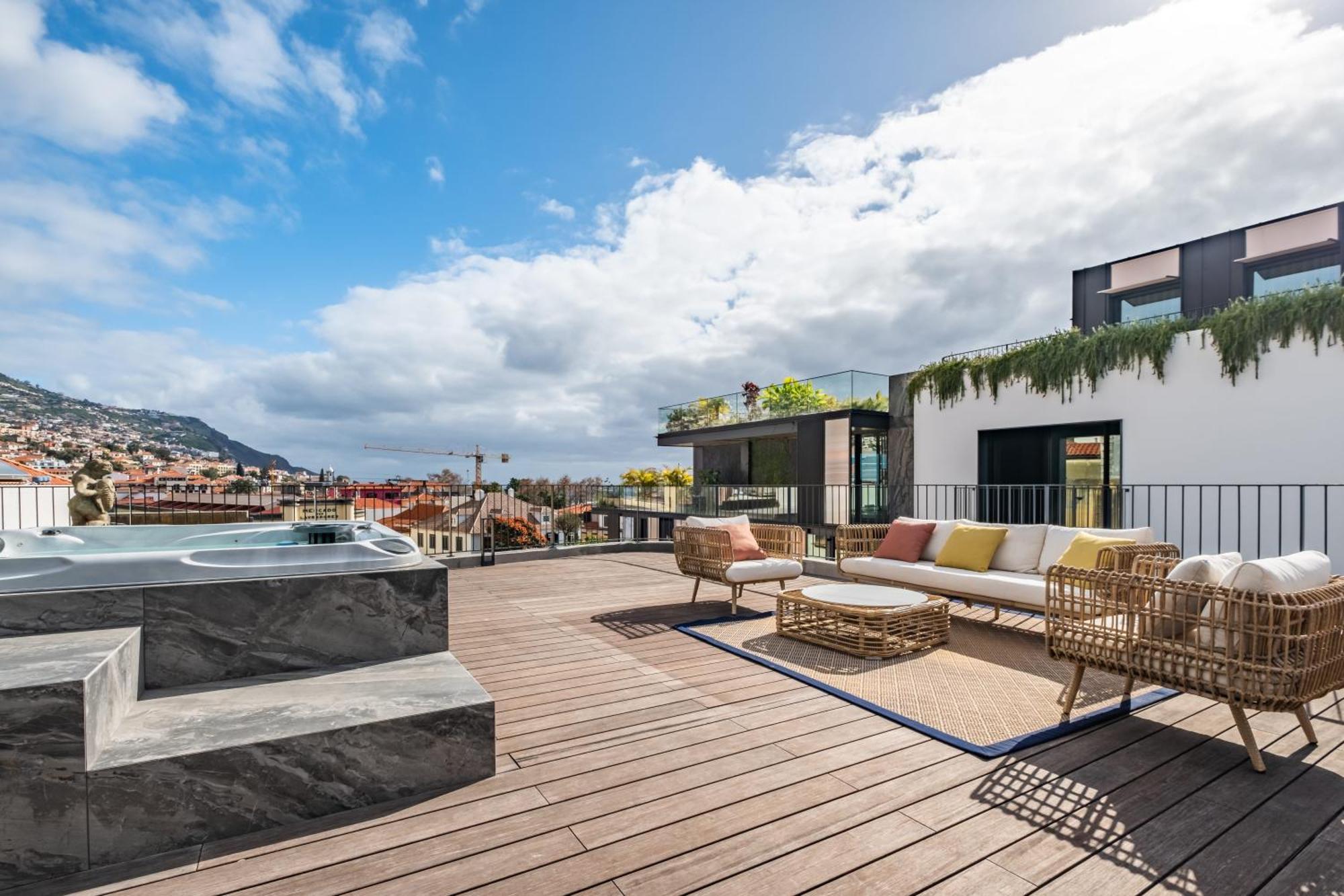 Apartment Jacuzzi, Terrace & Infinity Pool At Savoy Insular