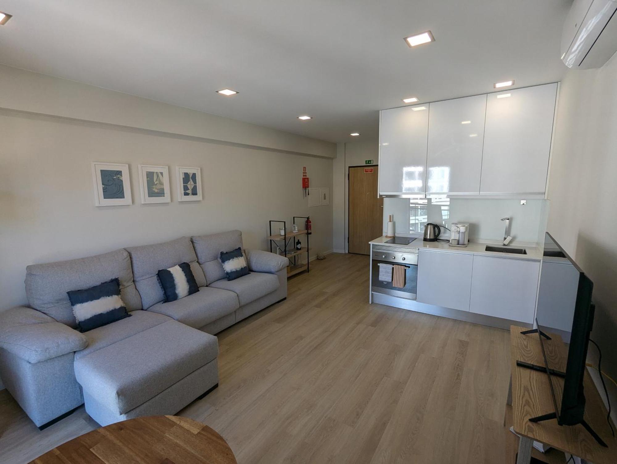 Top-floor One-bedroom Flats - Peaceful With Ocean And Views *