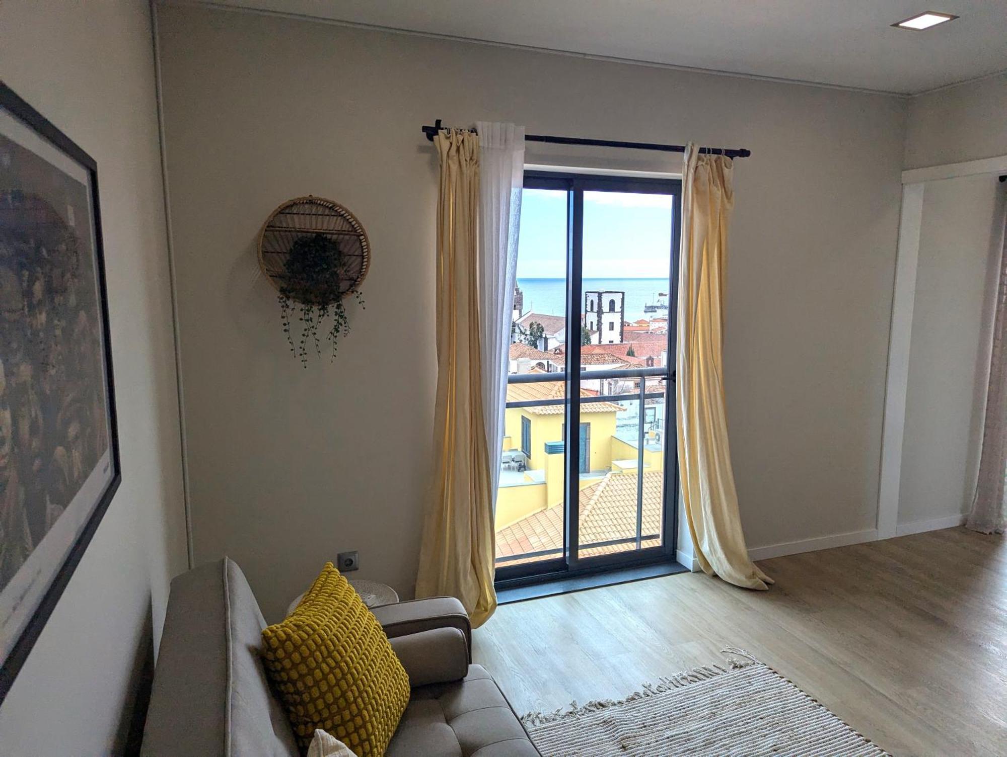 Top-floor One-bedroom Flats - Peaceful With Ocean And Views *