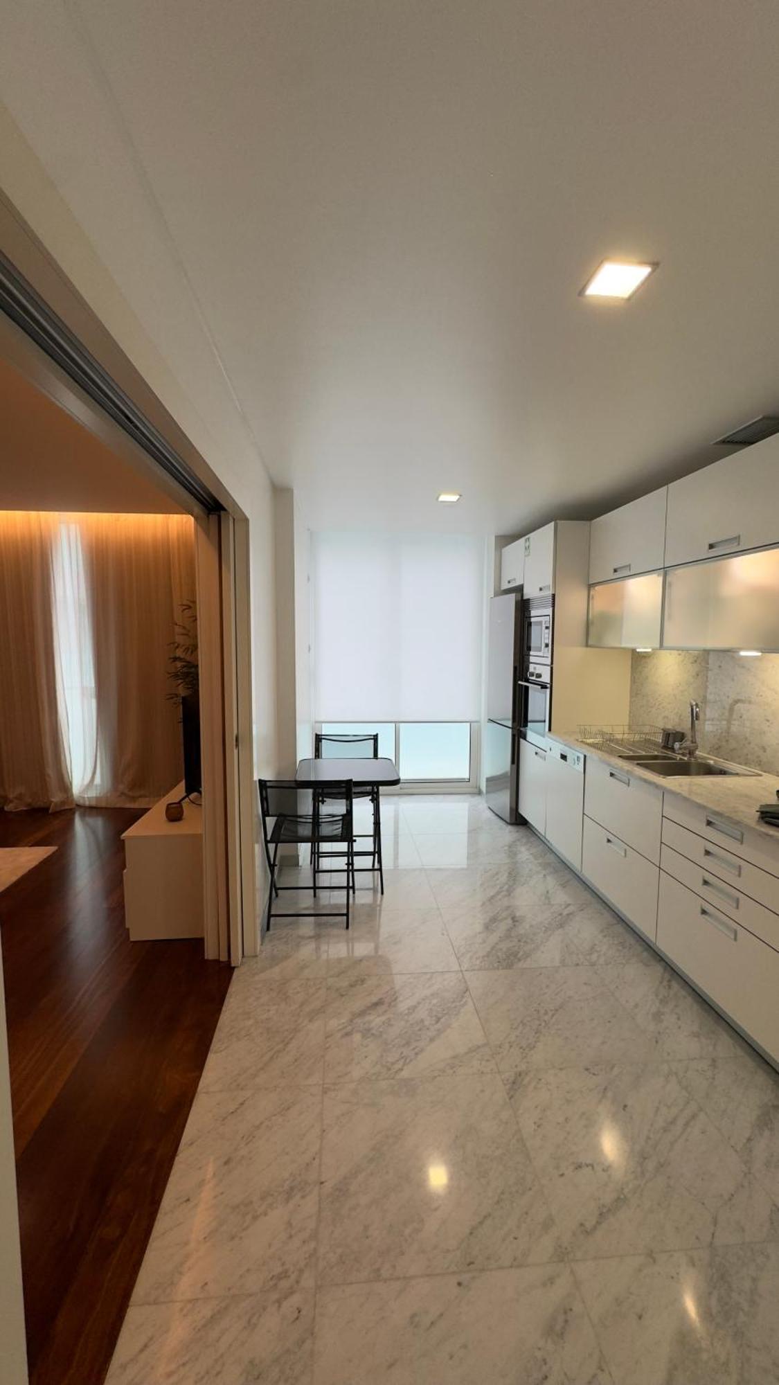 La Vie Center Flat *