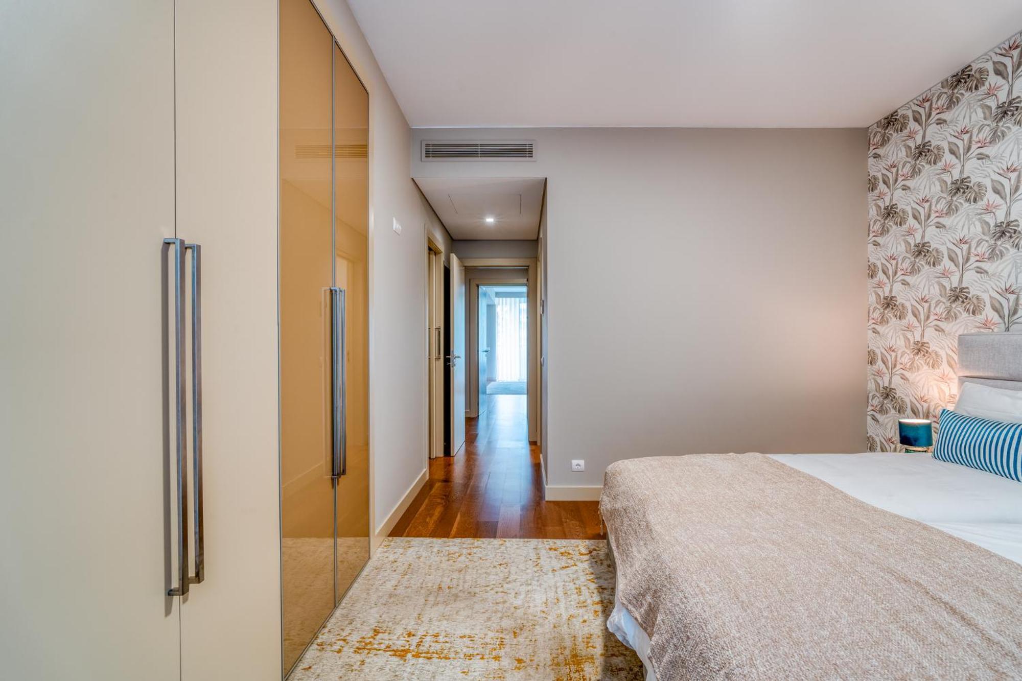 Bk - 3 Pools - Gym - Ac - Huge Balcony *