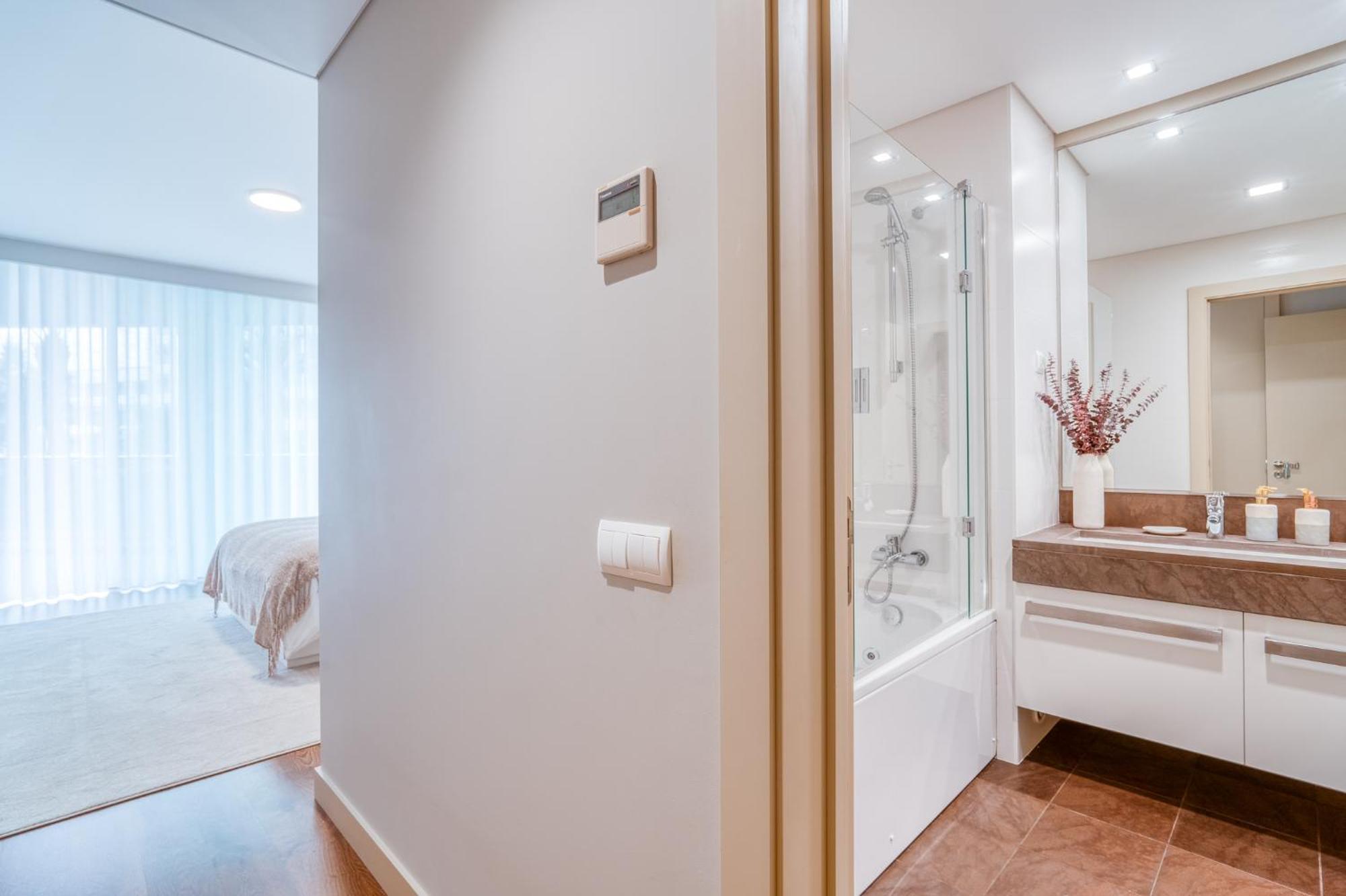 Bk - 3 Pools - Gym - Ac - Huge Balcony Apartment