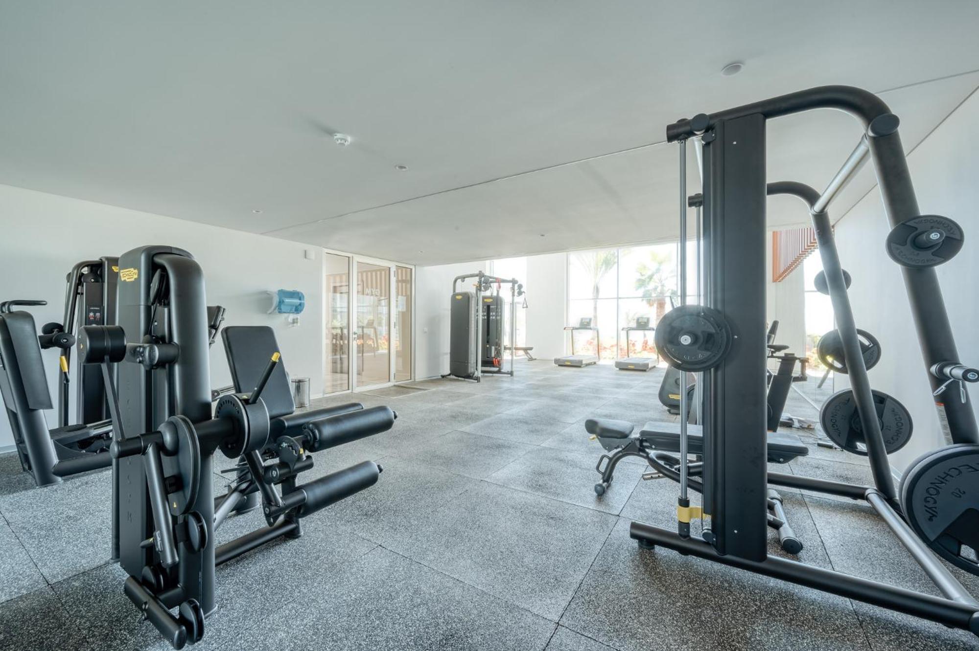 Bk - 3 Pools - Gym - Ac - Huge Balcony Apartment *