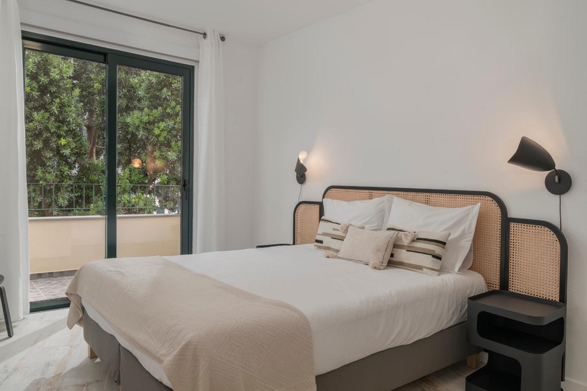 Tanoeiros By An Island Apartment