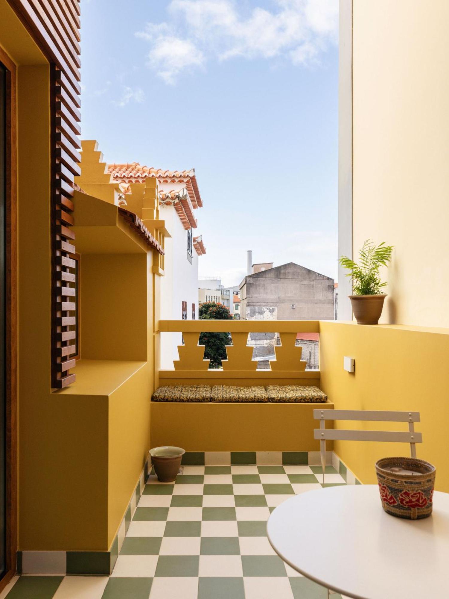 Apartment Carmo 33 *