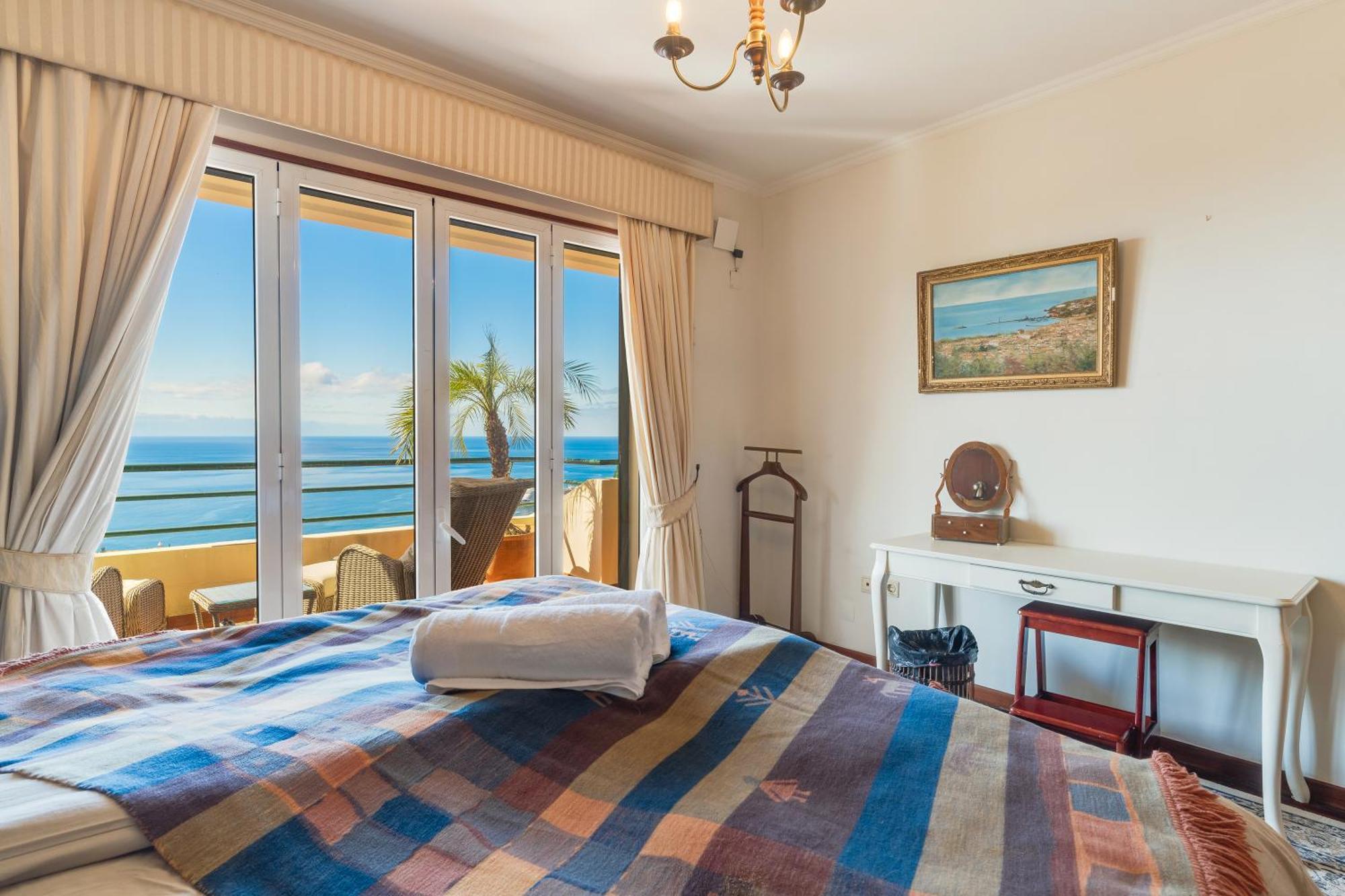 Holiday home Bom Sucesso With Jacuzzi By Madeira Funchal (Madeira)
