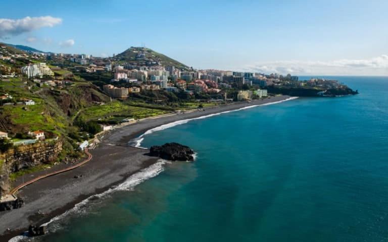 Apartment Ocean Cliff Retreat-between Natural Pools & Formosa *