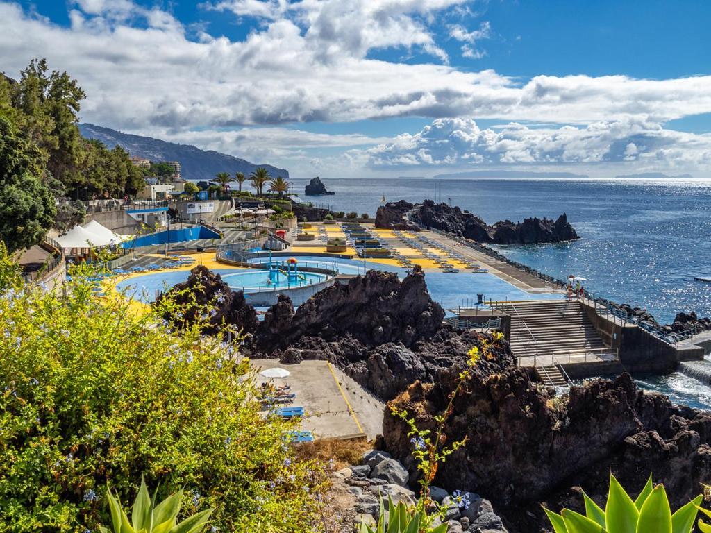 Apartment Ocean Cliff Retreat-between Natural Pools & Formosa Funchal (Madeira)