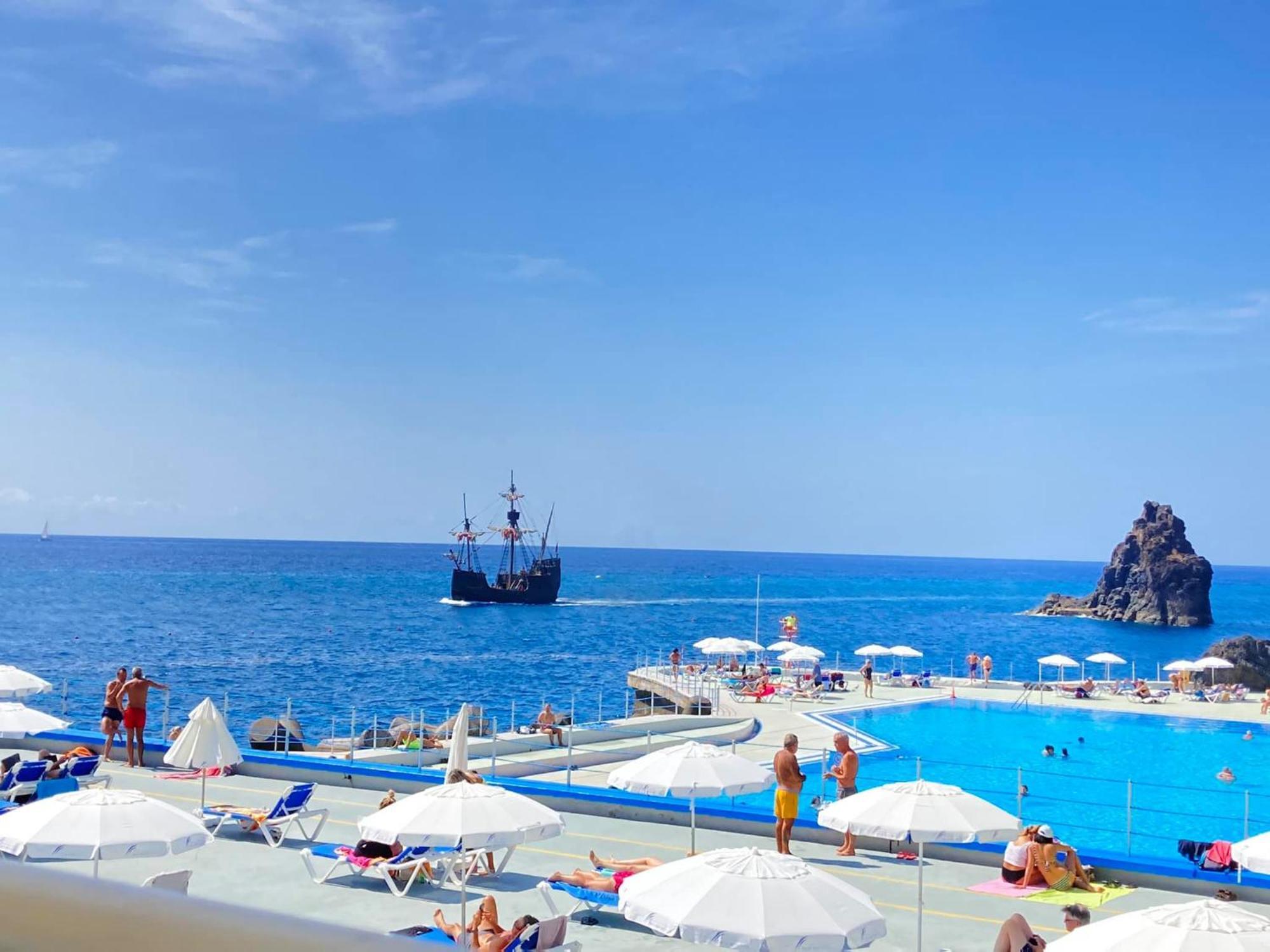 Apartment Ocean Cliff Retreat-between Natural Pools & Formosa *