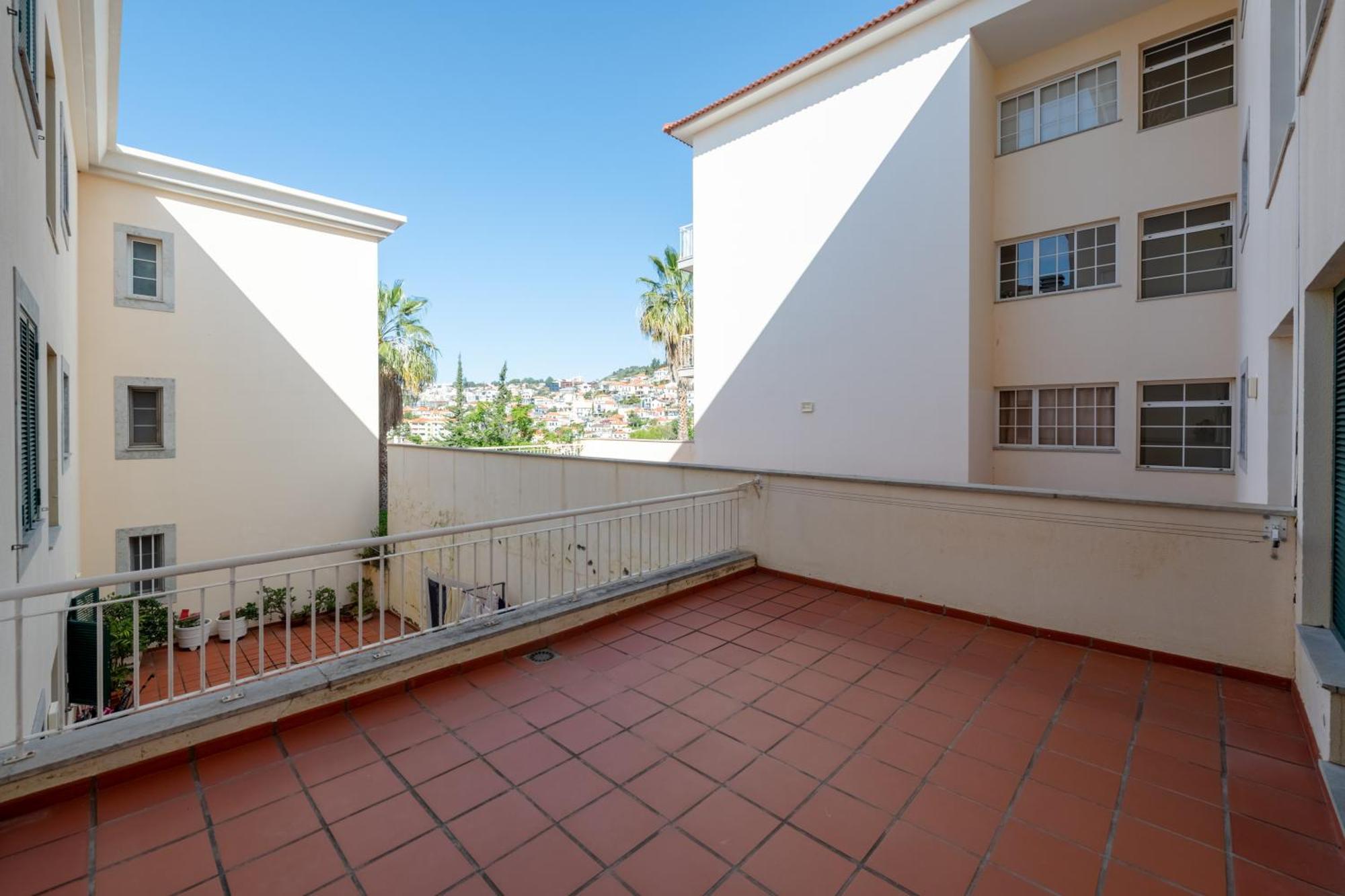 Unique Two-patios + Garage * Funchal (Madeira)