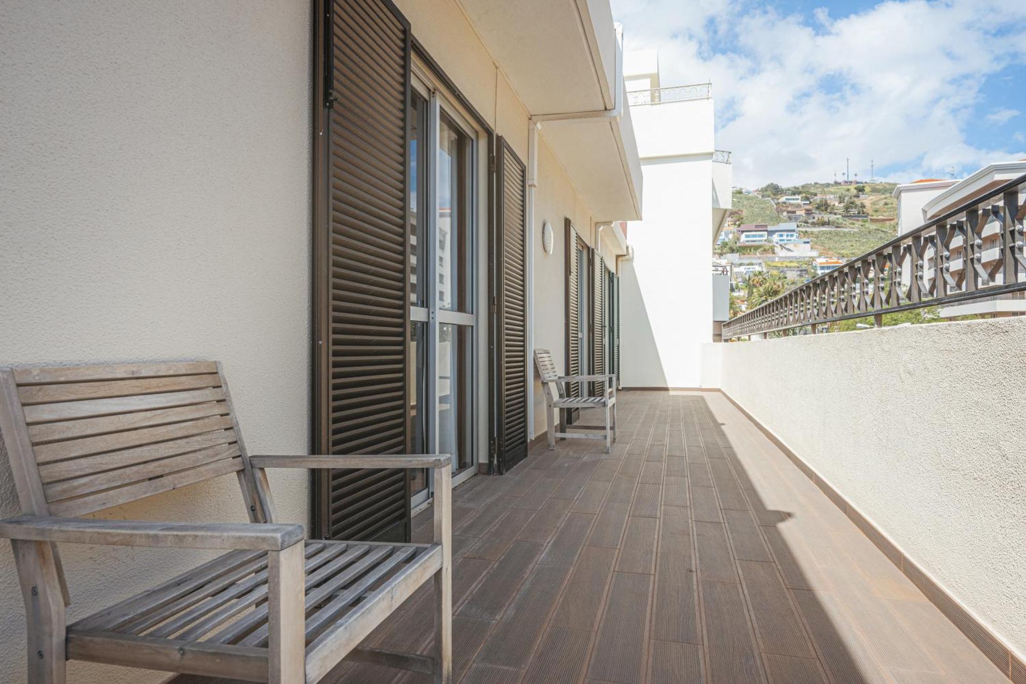 Portola Penthouse By Ymr