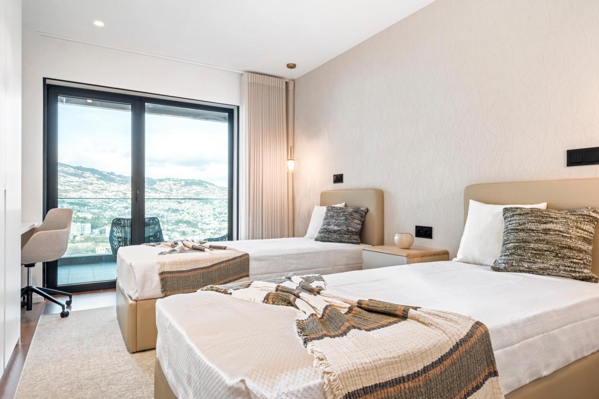 Panoramic Bay And Sea Views - Luxury 3-bed Flat Apartment