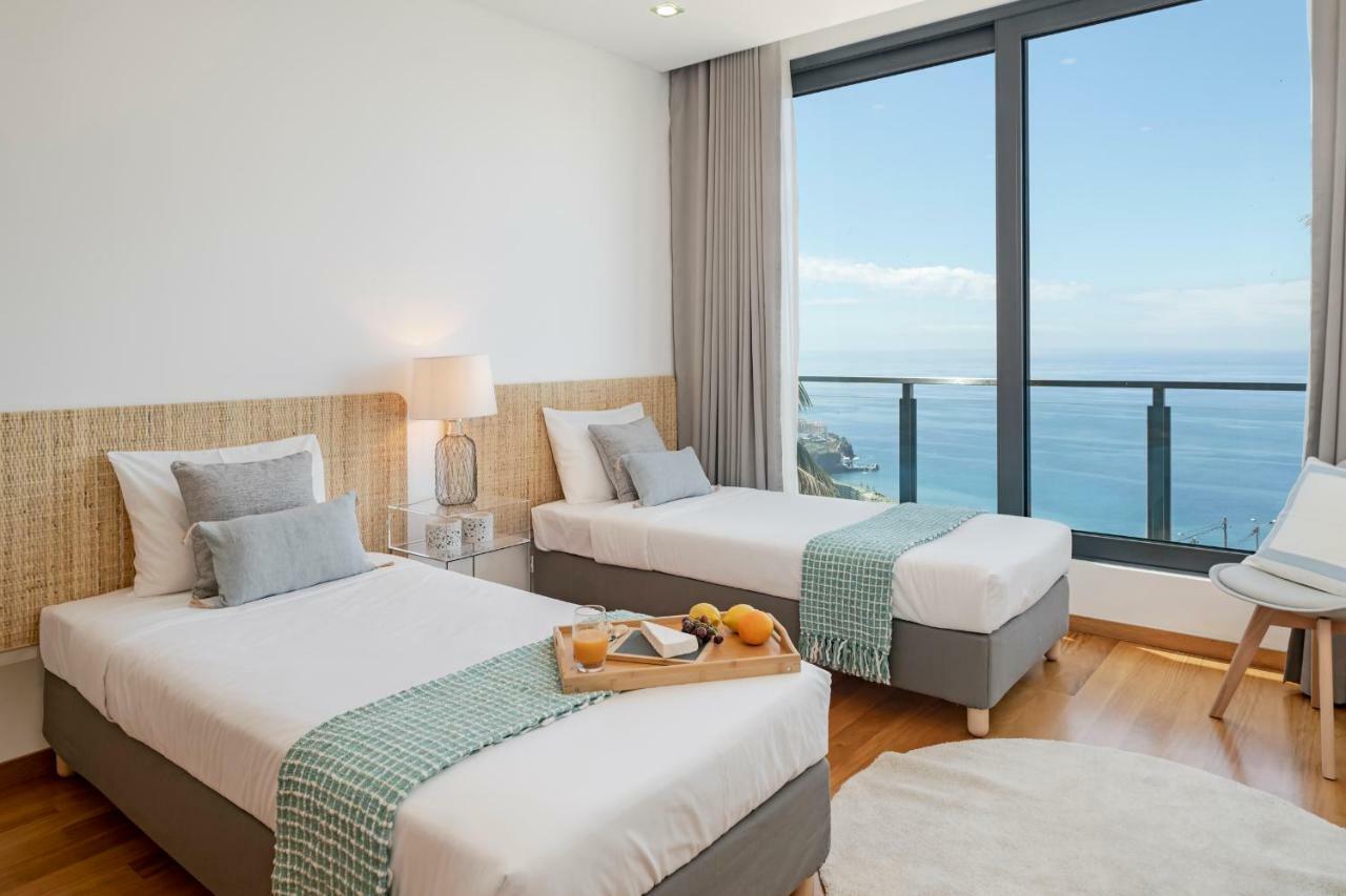 Papagaio By An Island Villa