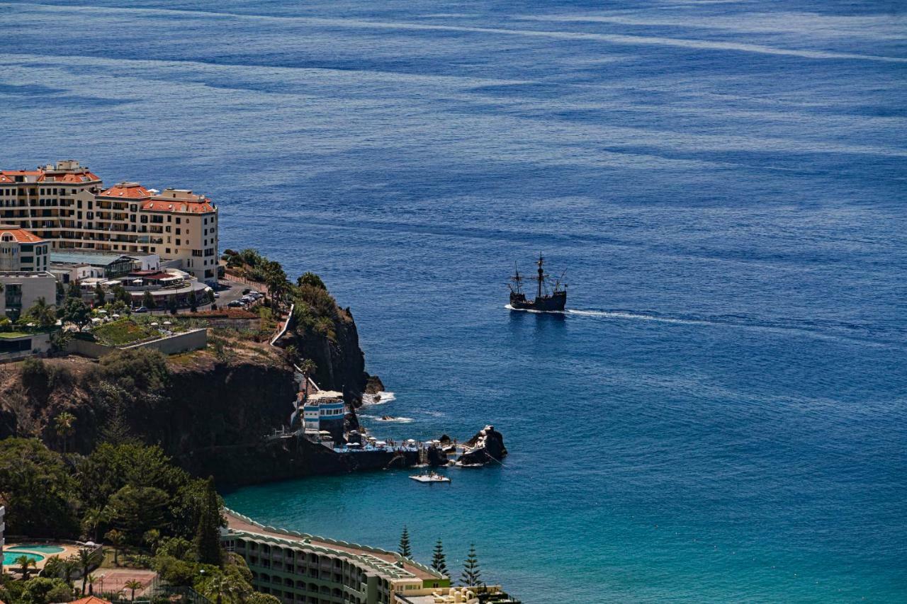 Papagaio By An Island Villa Funchal (Madeira)