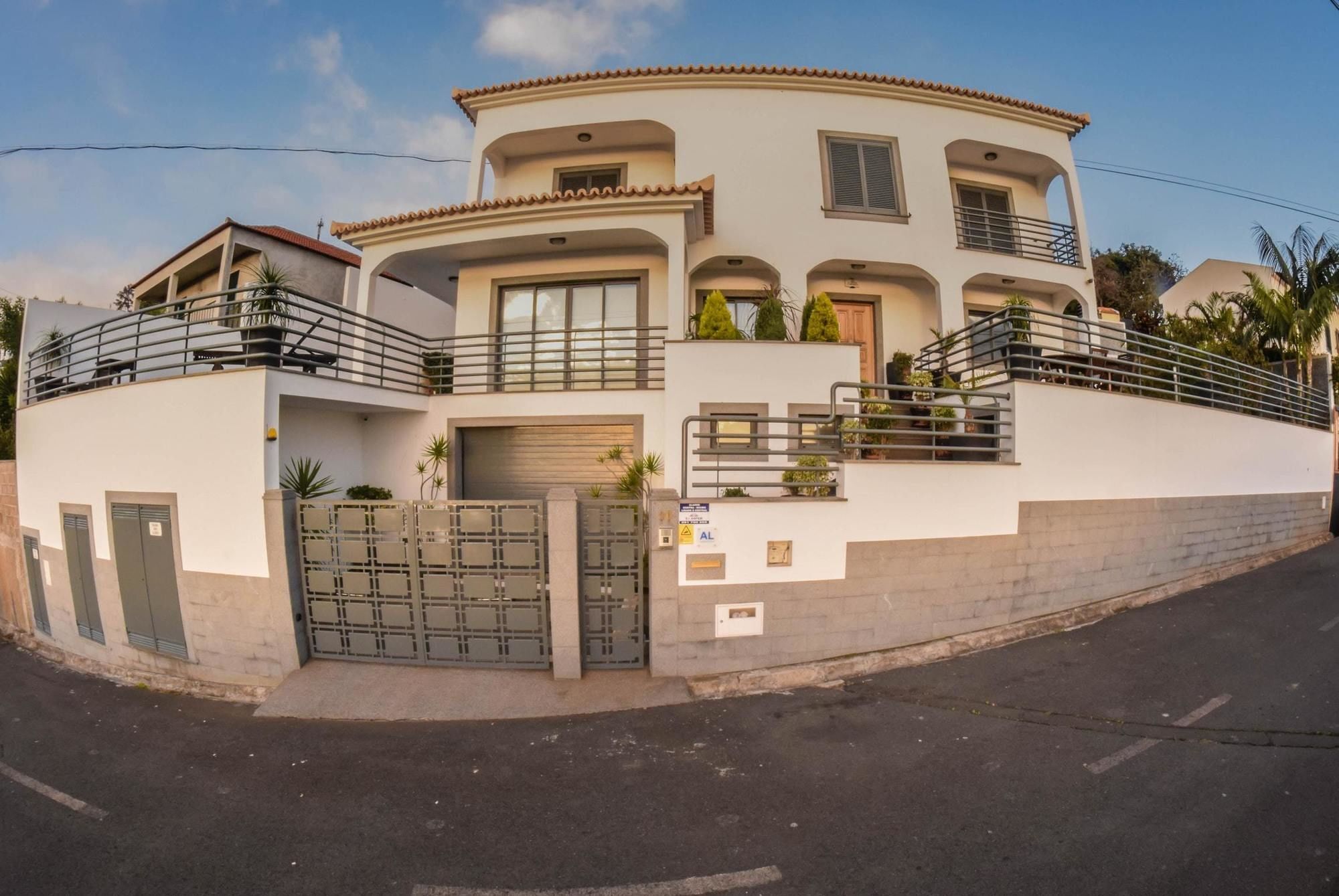 With 3 Bedrooms In With Wonderful Sea View Private Poo Villa Funchal (Madeira)