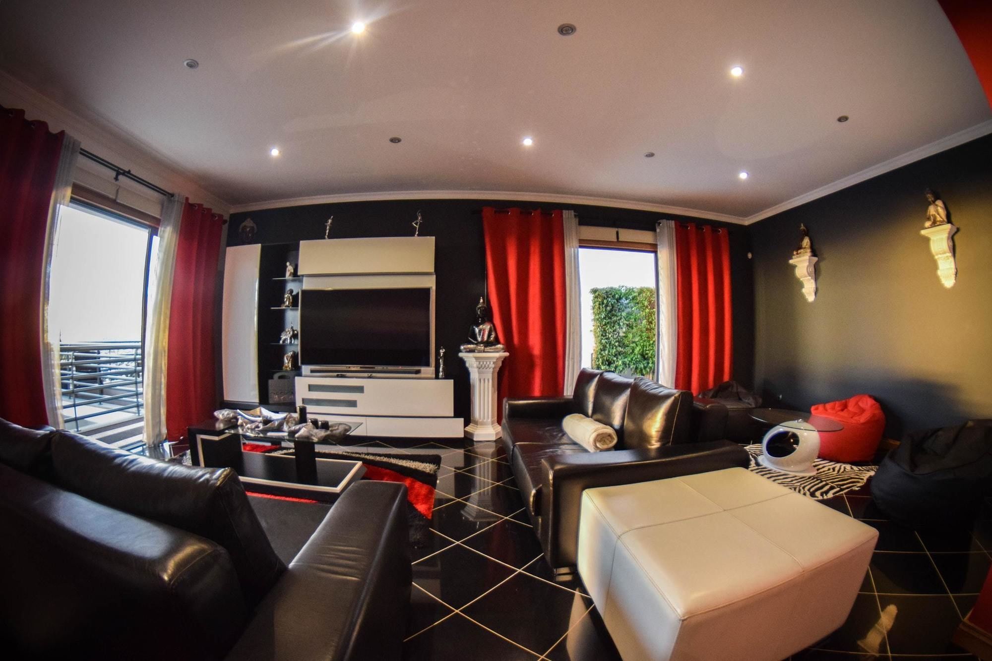 With 3 Bedrooms In With Wonderful Sea View Private Poo *