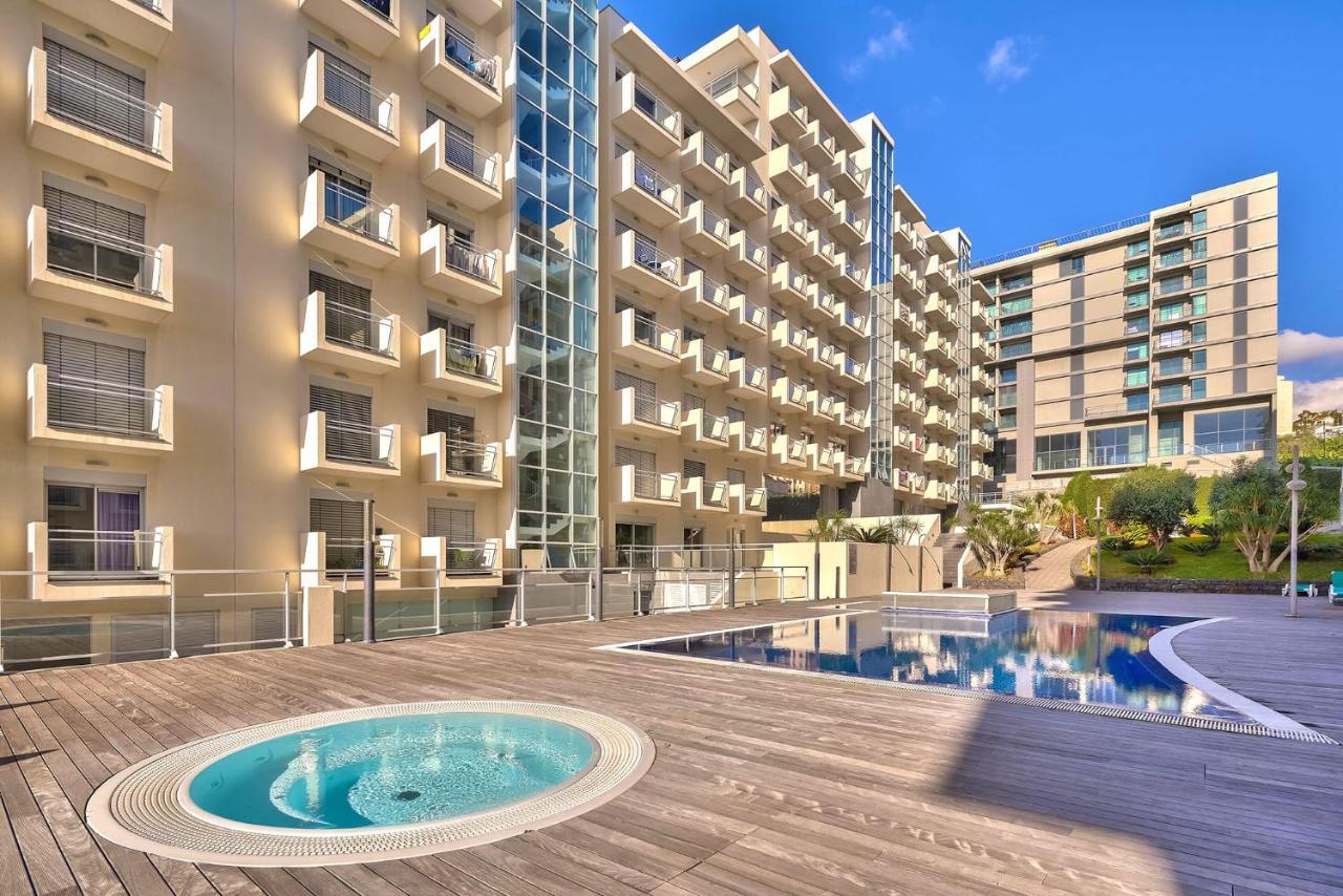 Blue Sky With Pool By Hr Madeira Apartment