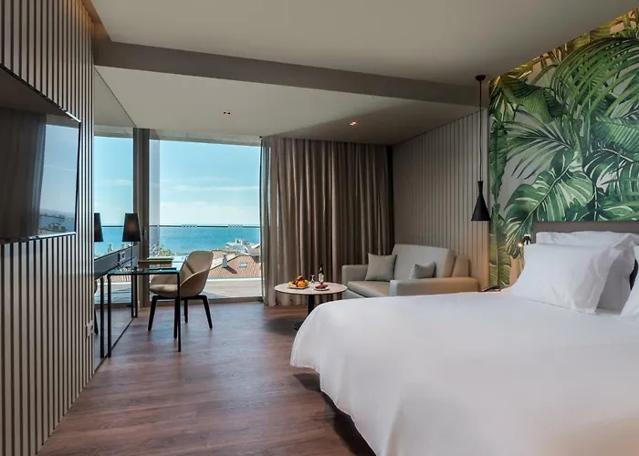 Deluxe Suites At Gardens