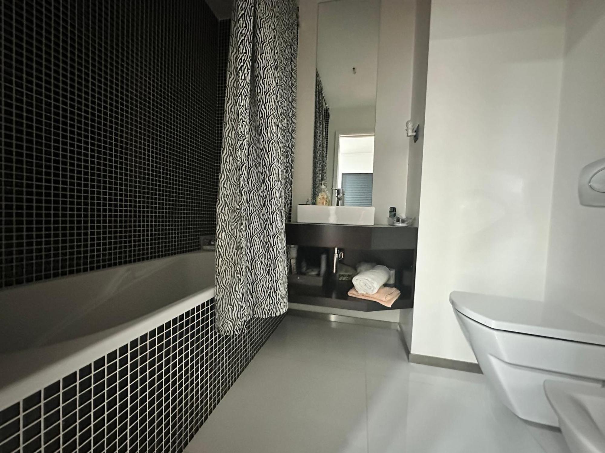 For Rent In Apartment *